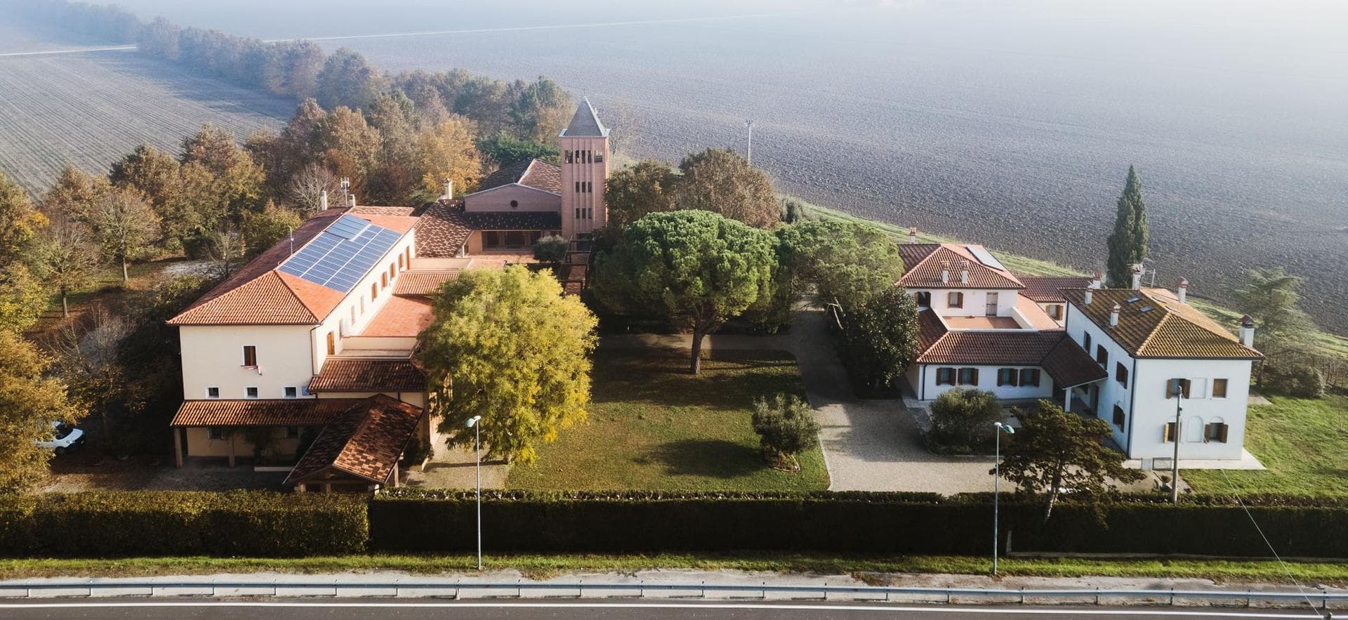 Il monastero di Marango visto dall'alto, tra i campi della bonifica