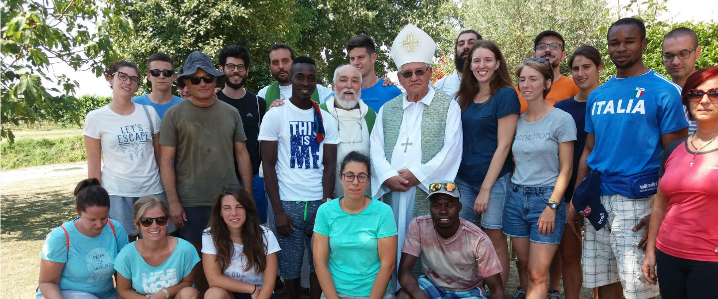 Un gruppo di giovani all'aperto