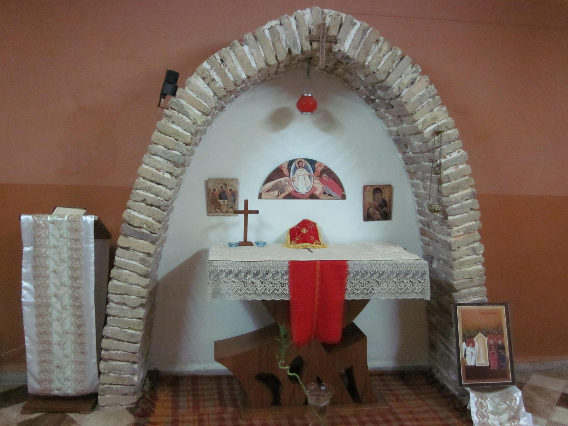 Una piccola cappella con altare e arco in pietra