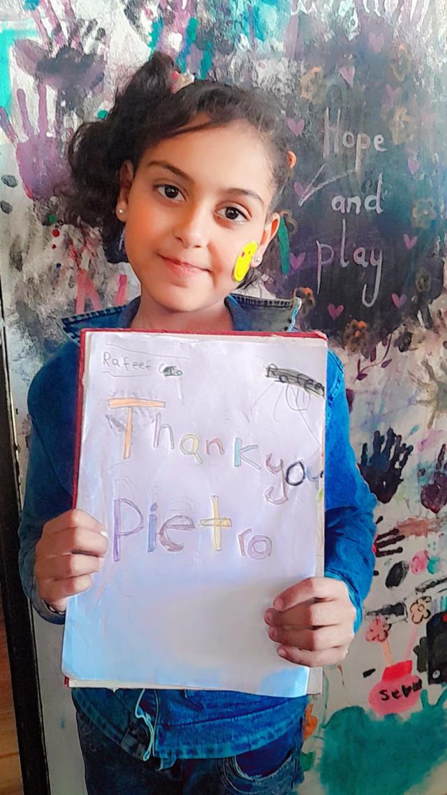Una bambina di Gaza con il suo disegno e il messaggio «Thank you Pietro»