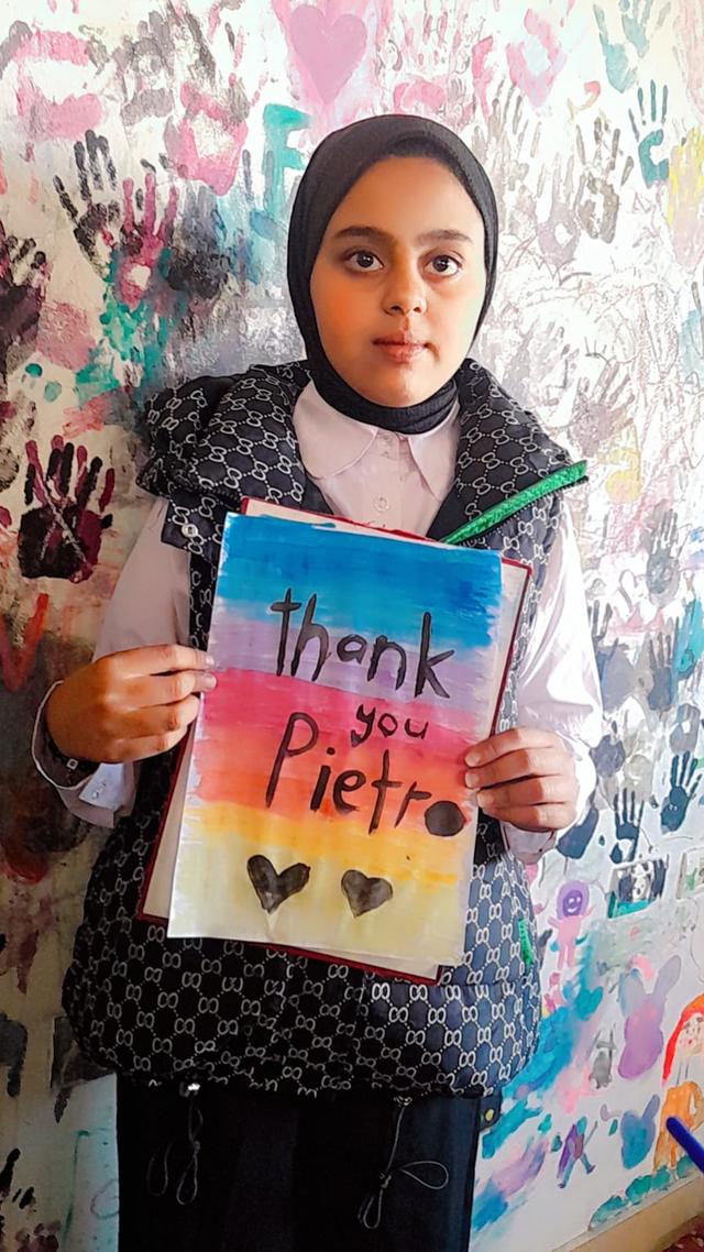 Una ragazza di Gaza con un cartello «Thank you Pietro»