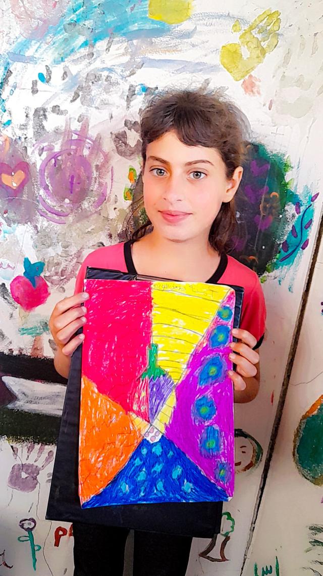 Amna con il suo disegno