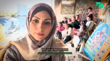 Maysa Yousef con i bambini del suo laboratorio di pittura a Gaza