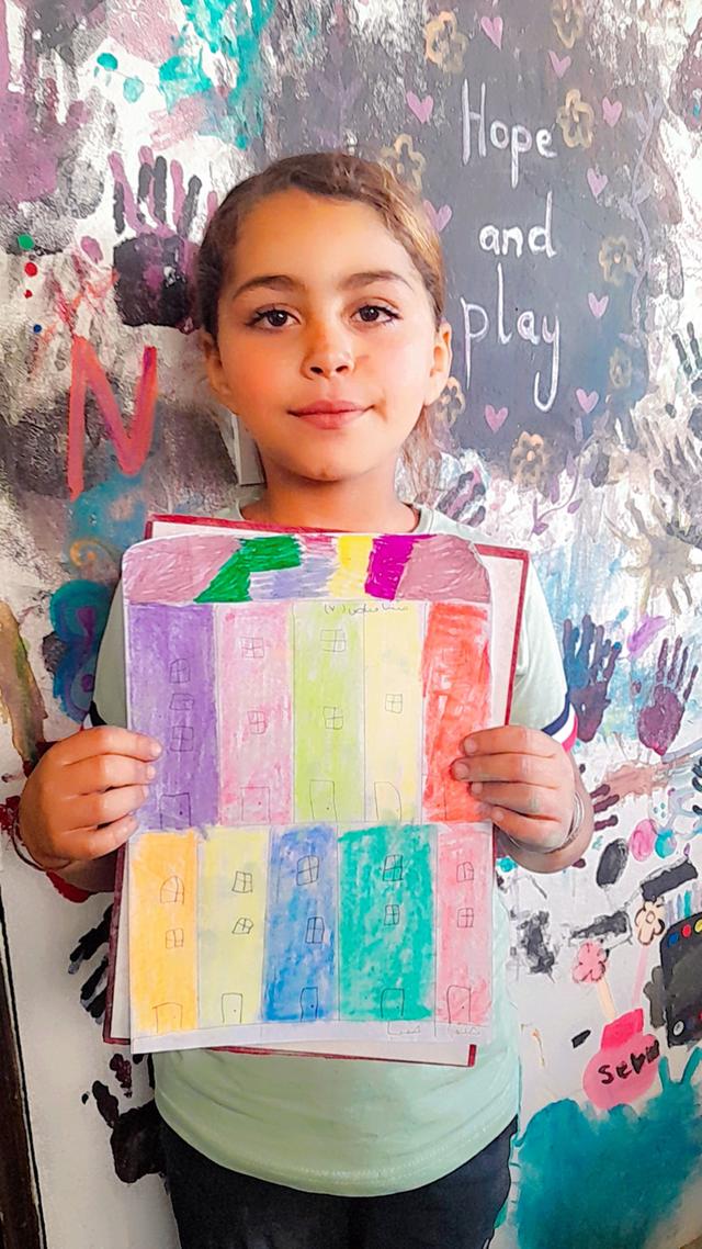 Saba Fayadh con il suo disegno