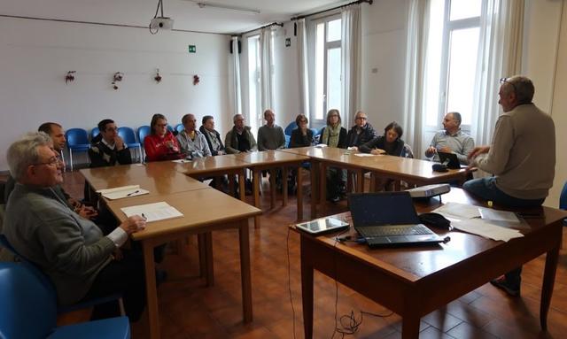 Un incontro attorno a un grande tavolo in una sala