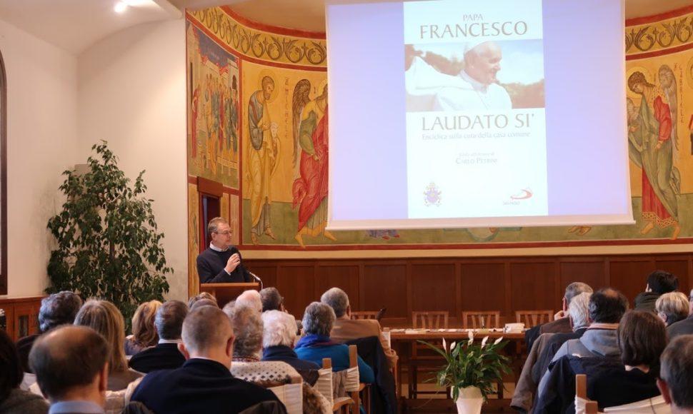 Un incontro nella sala del monastero, con una proiezione sullo schermo