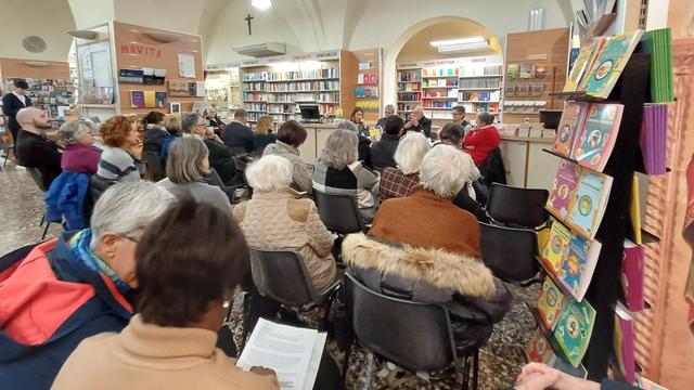 Sala gremita alla Libreria Paoline di Treviso